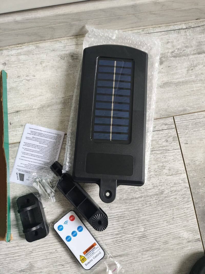 LED Lauko šviestuvas su saulės baterija panele ir judėsio jutikliu